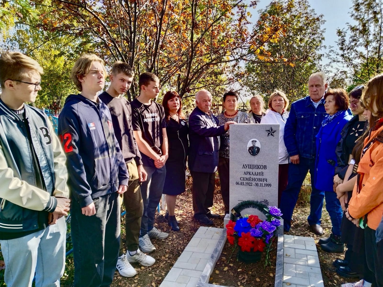 Памятник ветерану ВОВ.