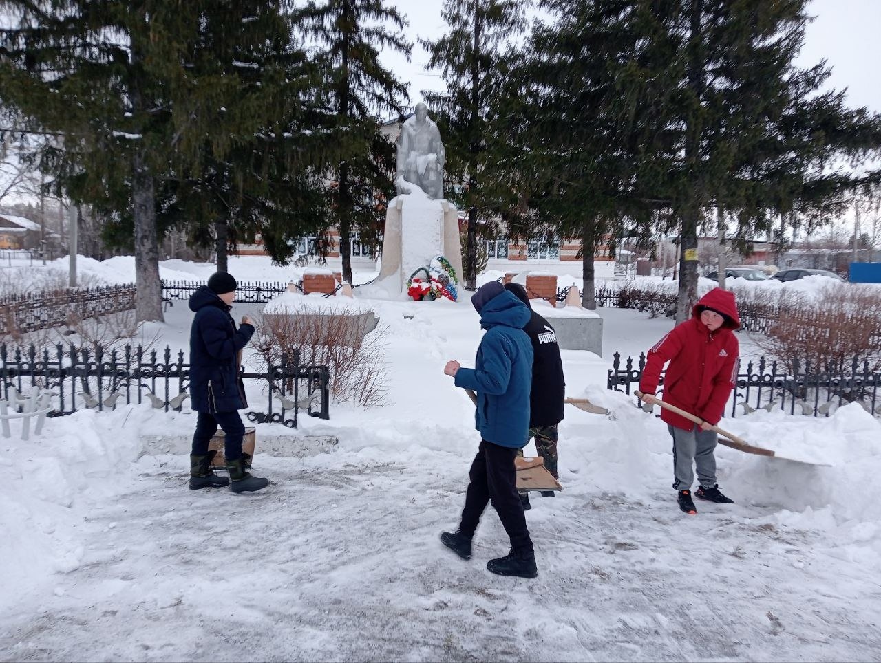 Дорога к обелиску.